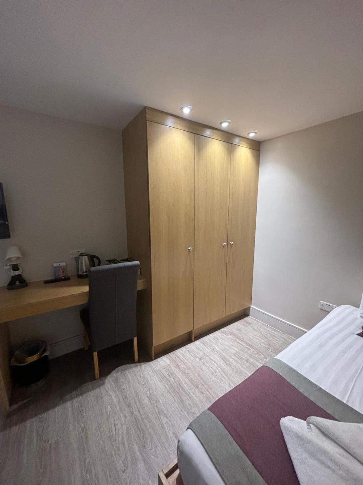 Holtwhites Hotel エンフィールド エクステリア 写真